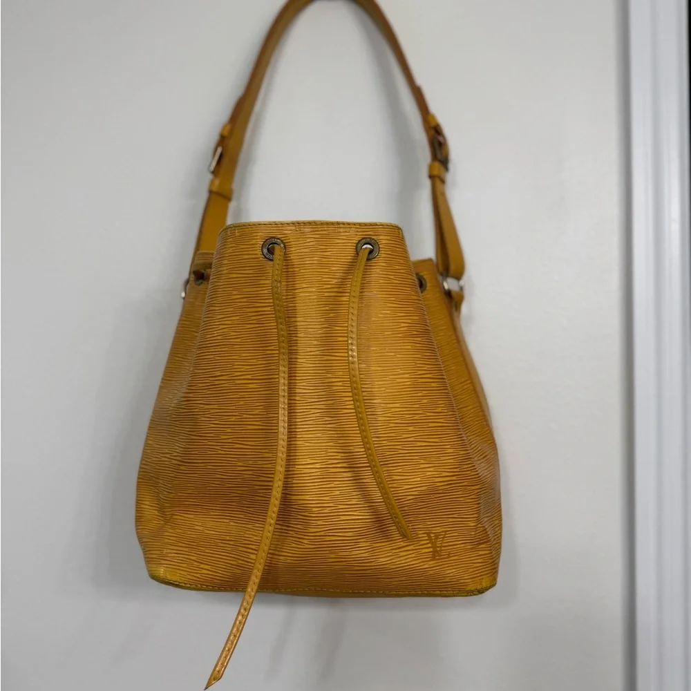 Louis Vuitton Epi Noe with COA